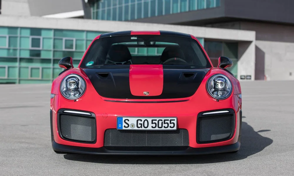 Фото Porsche 911 GT2 RS — вид спереди, фото 4. Анфас: пропорции капота, посадка кузова и графика ходовых огней Porsche 911 GT2 RS — вид спереди, фото 4
