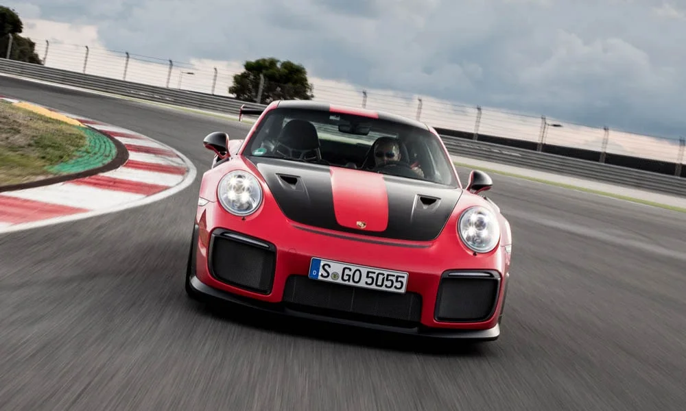 Фото Porsche 911 GT2 RS — вид спереди, фото 6. Кузов в красном цвете: рисунок оптики и решётки задаёт узнаваемое «лицо» модели Porsche 911 GT2 RS — вид спереди, фото 6