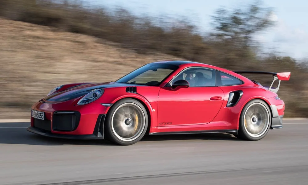 Фото Porsche 911 GT2 RS — вид спереди, фото 8. Передок в красном исполнении — крупная светотехника и выразительный бампер Porsche 911 GT2 RS — вид спереди, фото 8
