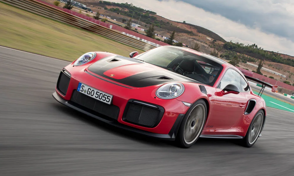 Фото Porsche 911 GT2 RS — вид спереди, фото 9. Анфас: пропорции капота, посадка кузова и графика ходовых огней. Рисунок ходовых огней — подпись модели, по нему её узнают в потоке Porsche 911 GT2 RS — вид спереди, фото 9