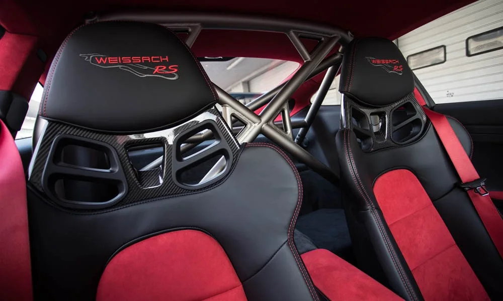 Фото Porsche 911 GT2 RS — передние сиденья. Профиль кресел: боковая поддержка и подголовники. Перфорация обивки нужна для вентиляции — функции старших комплектаций Porsche 911 GT2 RS — передние сиденья