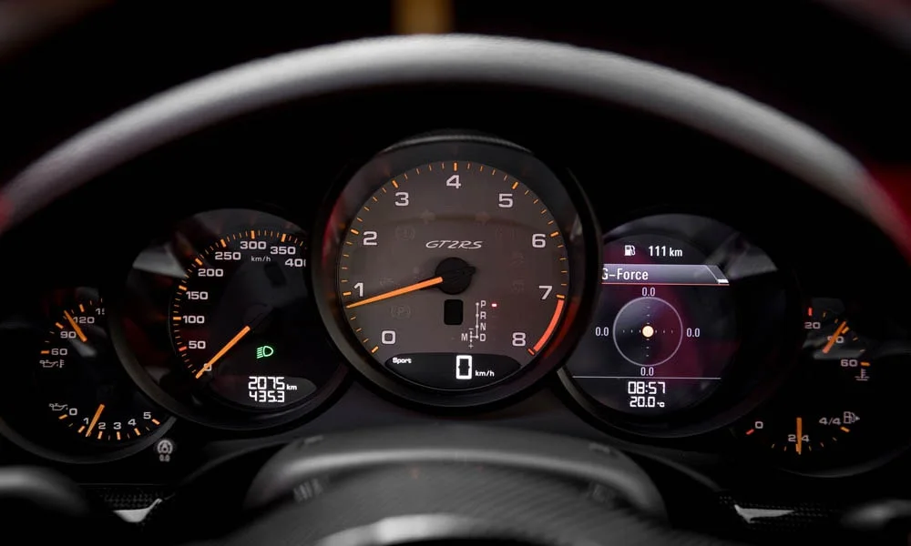 Фото Porsche 911 GT2 RS — приборная панель. Экран приборов за рулём — вся ходовая информация перед глазами Porsche 911 GT2 RS — приборная панель