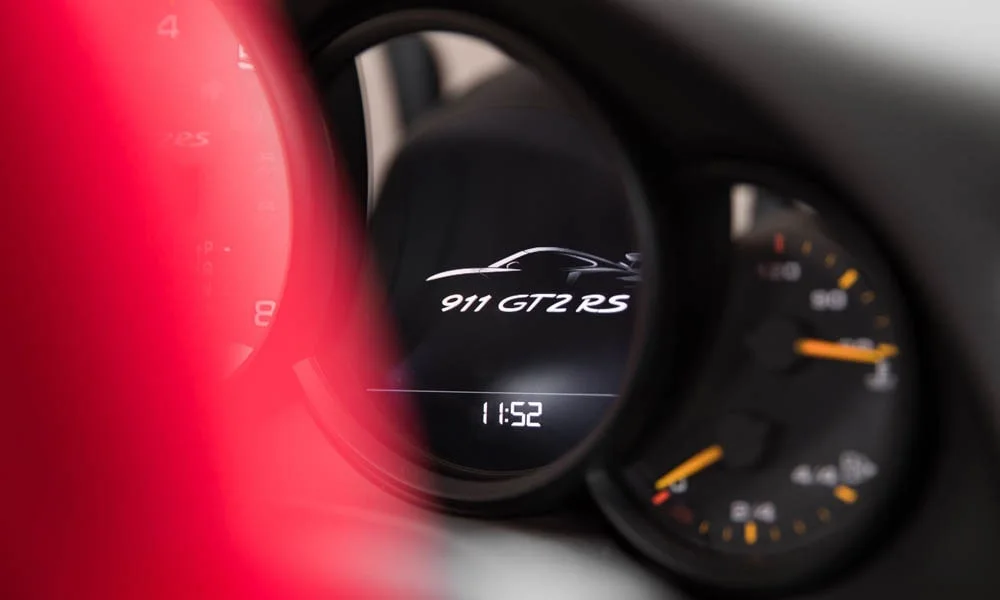 Фото Porsche 911 GT2 RS — приборная панель, фото 2. Скорость, запас хода и подсказки ассистентов перед глазами. Запас хода и расход выводятся крупно — главные цифры ежедневных поездок Porsche 911 GT2 RS — приборная панель, фото 2
