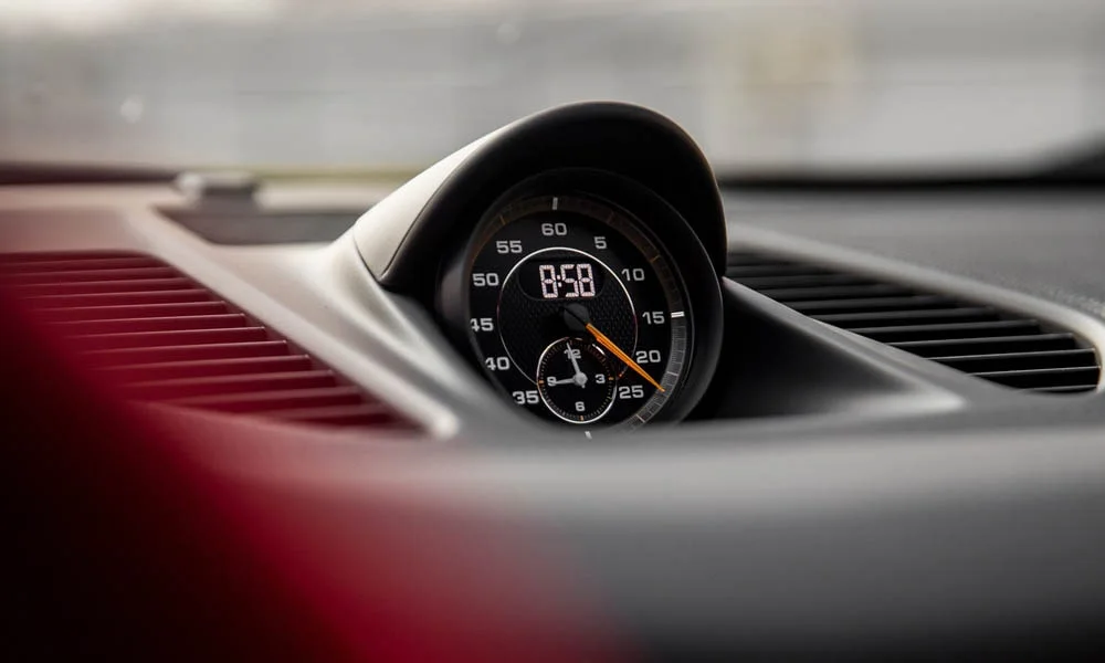 Фото Porsche 911 GT2 RS — приборная панель, фото 3. Скорость, запас хода и подсказки ассистентов перед глазами. Запас хода и расход выводятся крупно — главные цифры ежедневных поездок Porsche 911 GT2 RS — приборная панель, фото 3