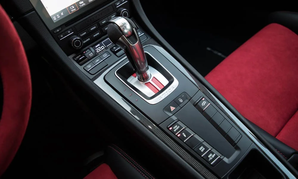 Фото Porsche 911 GT2 RS — селектор коробки передач, фото 2. Управление коробкой: компактный селектор освобождает место на тоннеле Porsche 911 GT2 RS — селектор коробки передач, фото 2