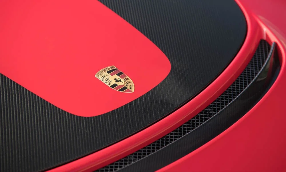 Фото Porsche 911 GT2 RS — решётка радиатора. Рисунок решётки: сетка, ламели или глухая панель у электроверсий. За решёткой у многих комплектаций стоит радар адаптивного круиз-контроля Porsche 911 GT2 RS — решётка радиатора