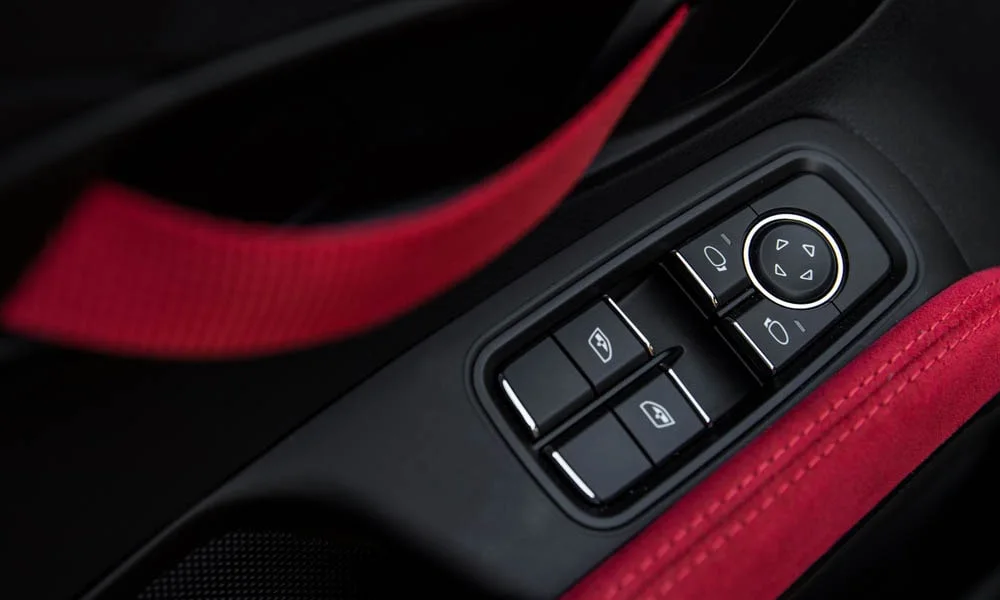 Фото Porsche 911 GT2 RS — интерьер, фото 2. Общий план салона: архитектура панели, консоль и кресла. Уровень отделки читается по стыкам панелей и мягким поверхностям в зонах касания Porsche 911 GT2 RS — интерьер, фото 2