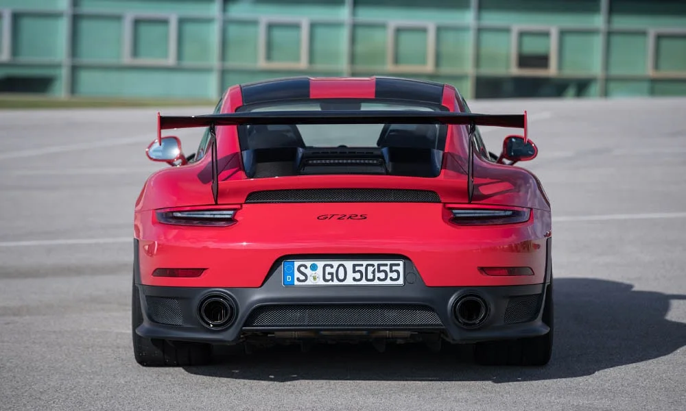 Фото Porsche 911 GT2 RS — вид сзади, фото 3. Графика фонарей, бампер и оформление пятой двери. Светодиодная полоса или раздельные секции — задняя оптика стала главным украшением кормы Porsche 911 GT2 RS — вид сзади, фото 3