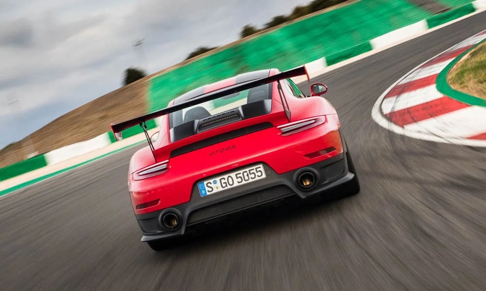 Фото Porsche 911 GT2 RS — вид сзади, фото 4. Линия крыши, стойки и задняя дверь в красном исполнении. Светодиодная полоса или раздельные секции — задняя оптика стала главным украшением кормы Porsche 911 GT2 RS — вид сзади, фото 4