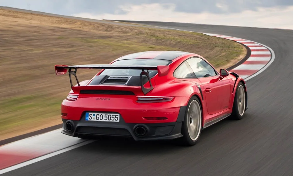 Фото Porsche 911 GT2 RS — вид сзади, фото 5. Красный кузов сзади — фонари и бампер определяют ночной образ модели. Светодиодная полоса или раздельные секции — задняя оптика стала главным украшением кормы Porsche 911 GT2 RS — вид сзади, фото 5