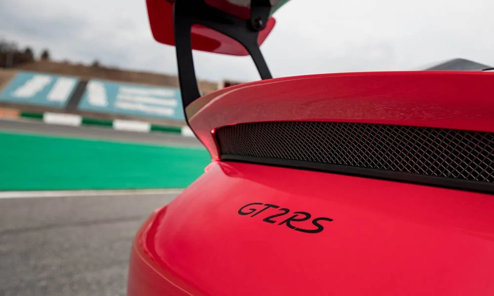 Фото Porsche 911 GT2 RS — вид сзади, фото 6. Графика фонарей, бампер и оформление пятой двери. Светодиодная полоса или раздельные секции — задняя оптика стала главным украшением кормы Porsche 911 GT2 RS — вид сзади, фото 6