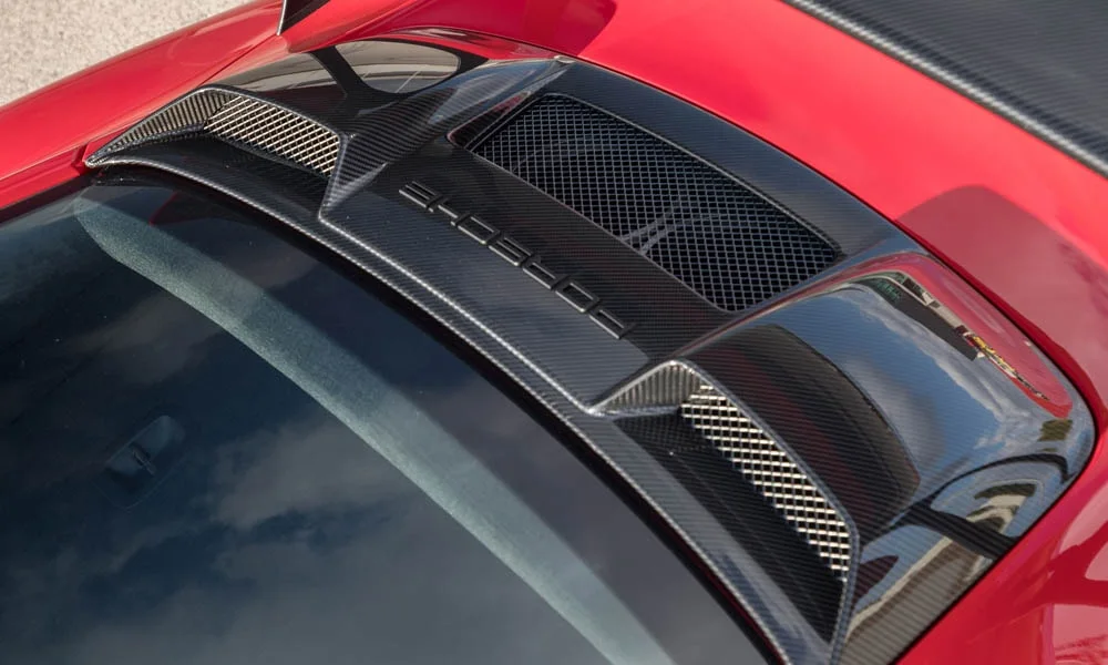 Фото Porsche 911 GT2 RS — крыша. Крыша сверху: остекление, рейлинги и антенна-плавник. Рейлинги рассчитаны на поперечины для бокса или велокреплений Porsche 911 GT2 RS — крыша