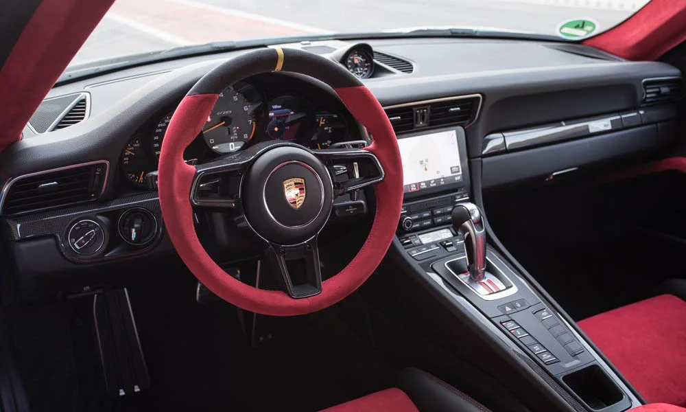 Фото Porsche 911 GT2 RS — руль. Обшивка обода и компоновка спиц крупным планом. Обогрев обода — опция, которую оценят зимой Porsche 911 GT2 RS — руль