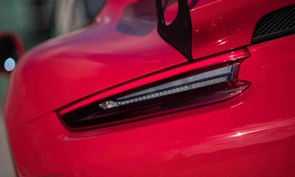 Фото Porsche 911 GT2 RS — задние фонари. Рассеиватель фонаря вблизи: компоновка секций габарита, стопа и поворотника. Динамические поворотники с бегущей индикацией встречаются в старших комплектациях Porsche 911 GT2 RS — задние фонари