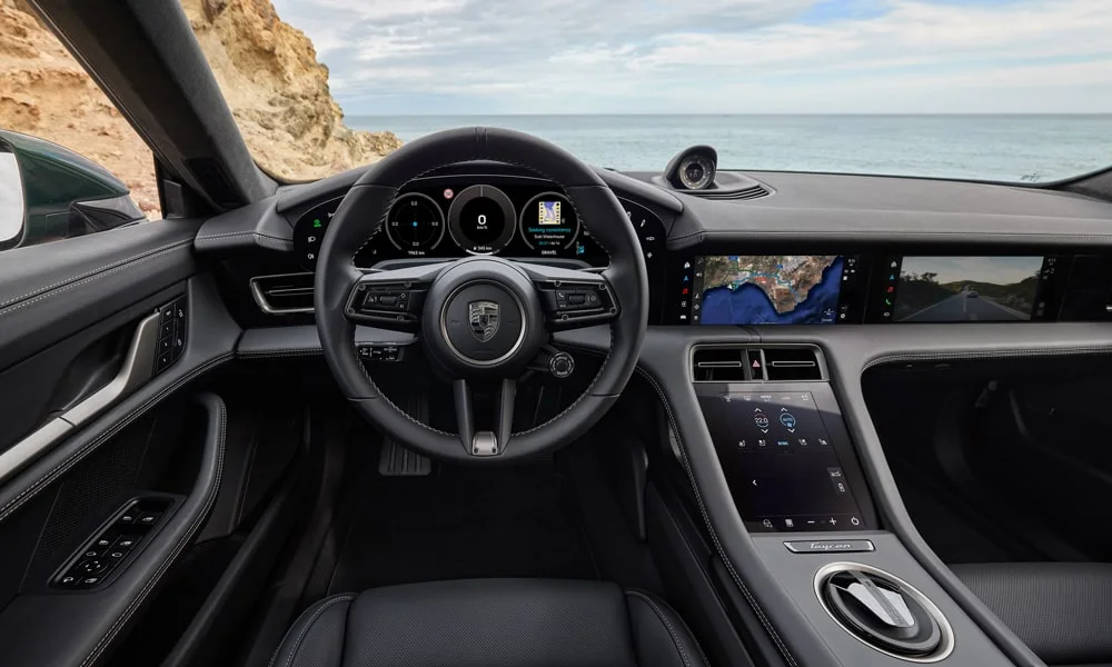 Фото Porsche Taycan Cross Turismo (2024) — передняя панель. Панель в тёмной отделке — видна компоновка экранов и органов управления Porsche Taycan Cross Turismo (2024) — передняя панель