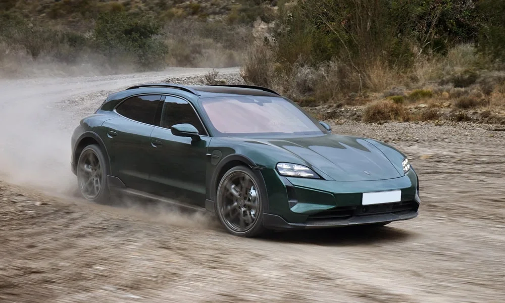 Фото Porsche Taycan Cross Turismo (2024) — вид спереди, фото 4. Анфас: пропорции капота, посадка кузова и графика ходовых огней Porsche Taycan Cross Turismo (2024) — вид спереди, фото 4