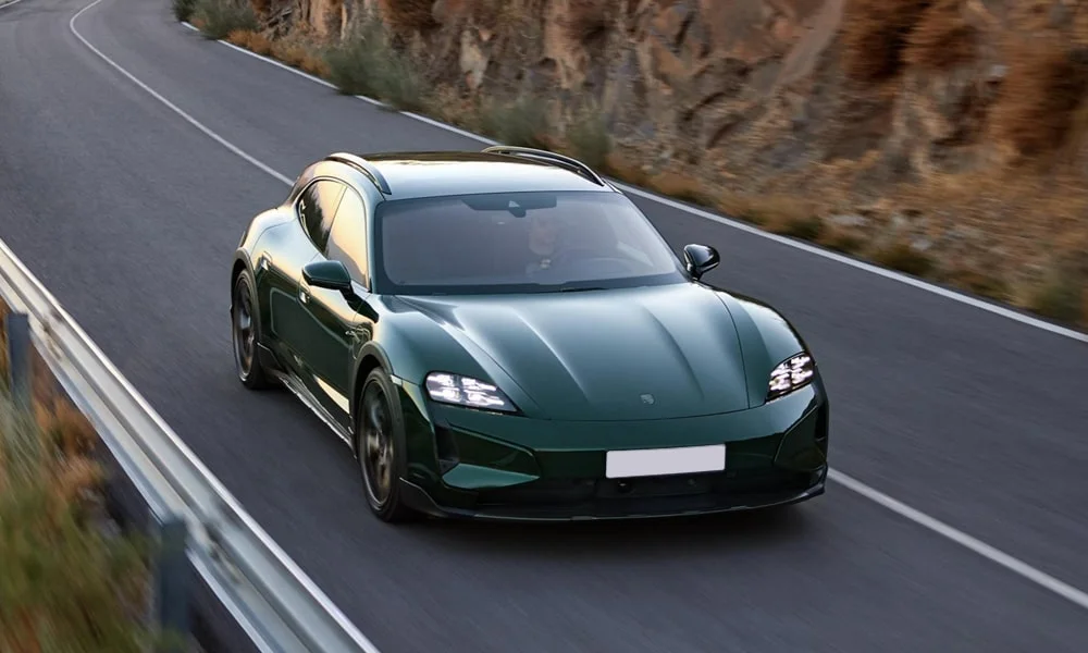 Фото Porsche Taycan Cross Turismo (2024) — вид спереди, фото 5. Передок в зелёном исполнении — крупная светотехника и выразительный бампер. Дневные ходовые огни включаются автоматически с запуском Porsche Taycan Cross Turismo (2024) — вид спереди, фото 5
