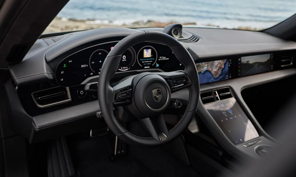 Фото Porsche Taycan Cross Turismo (2024) — приборная панель. Экран приборов за рулём — вся ходовая информация перед глазами. Запас хода и расход выводятся крупно — главные цифры ежедневных поездок Porsche Taycan Cross Turismo (2024) — приборная панель