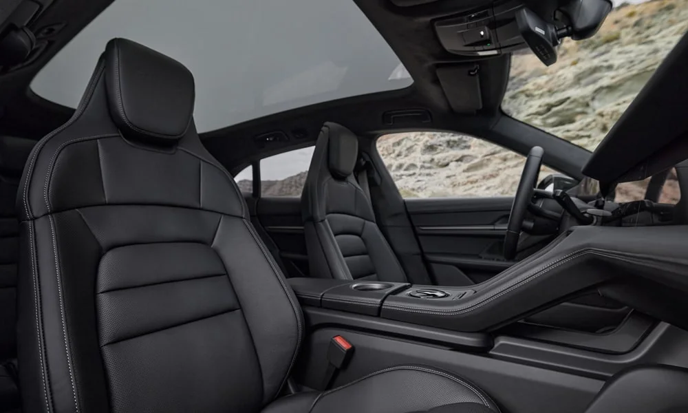 Фото Porsche Taycan Cross Turismo (2024) — интерьер. Общий план салона: архитектура панели, консоль и кресла. Уровень отделки читается по стыкам панелей и мягким поверхностям в зонах касания Porsche Taycan Cross Turismo (2024) — интерьер