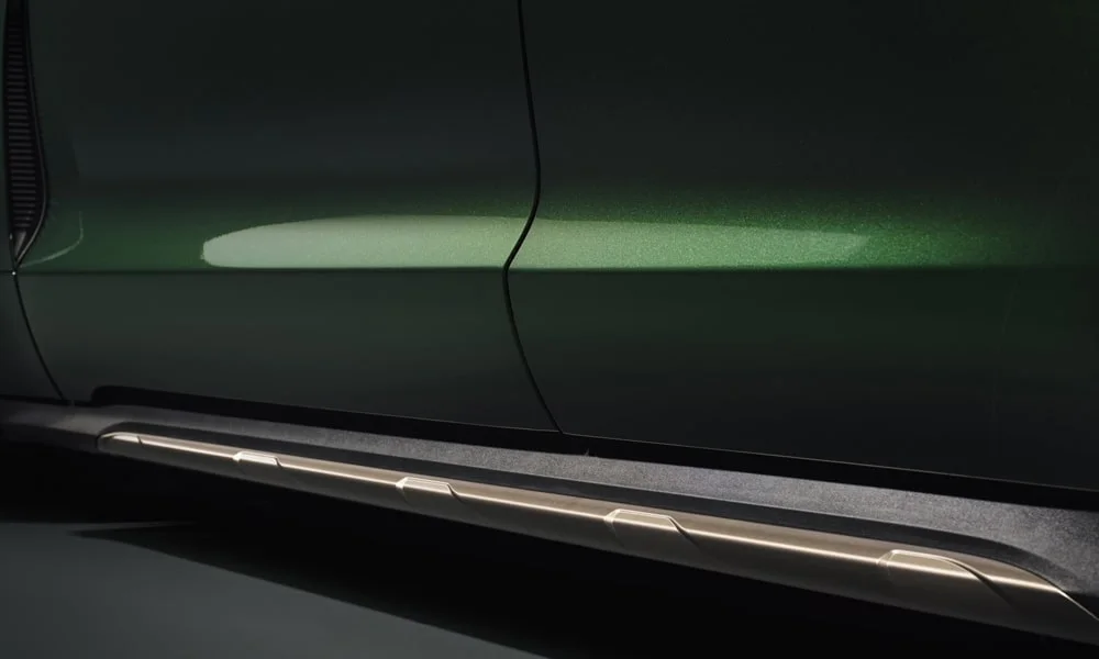 Фото Porsche Taycan Cross Turismo (2024) — интерьер, фото 3. Общий план салона: архитектура панели, консоль и кресла. Светлая гамма зрительно расширяет салон, тёмная — практичнее в уходе Porsche Taycan Cross Turismo (2024) — интерьер, фото 3