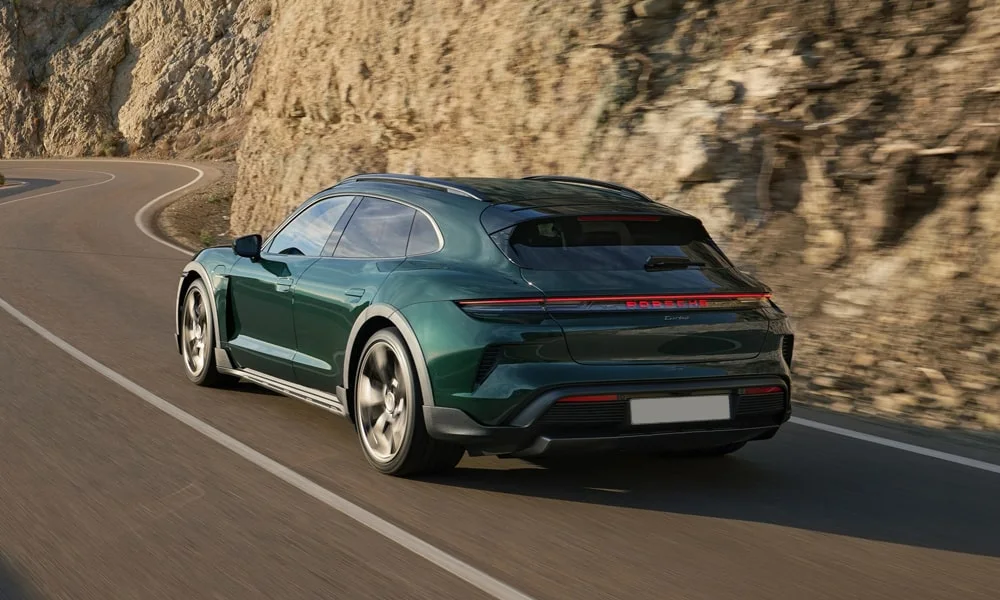 Porsche Taycan Cross Turismo (2024) — вид сзади, фото 2