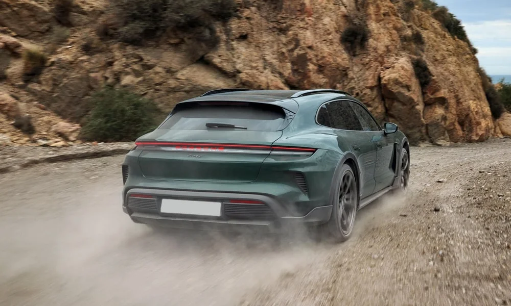 Фото Porsche Taycan Cross Turismo (2024) — вид сзади, фото 4. Корма в зелёном цвете: графика фонарей и пластика пятой двери Porsche Taycan Cross Turismo (2024) — вид сзади, фото 4