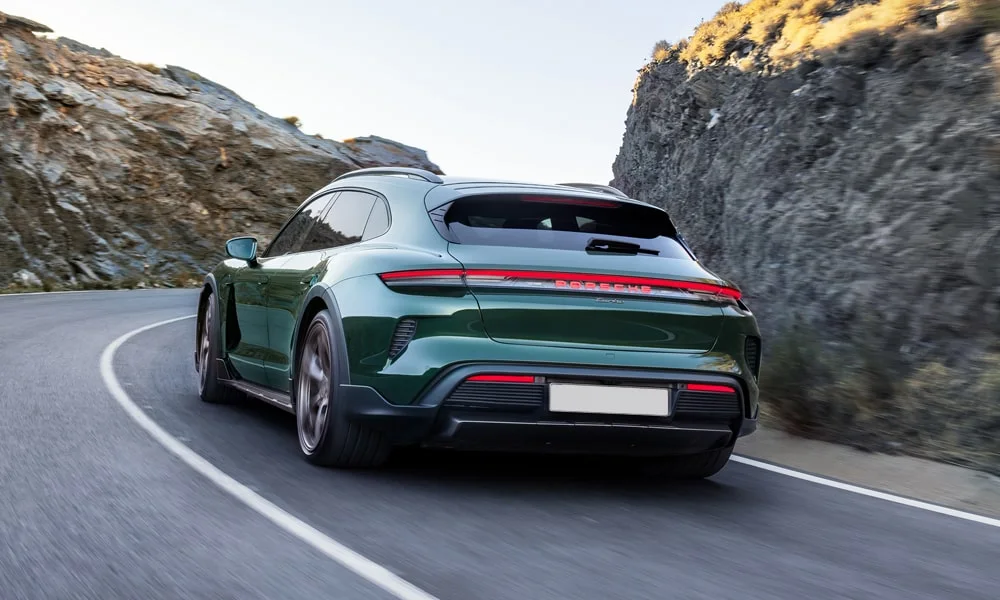 Фото Porsche Taycan Cross Turismo (2024) — вид сзади, фото 5. Корма в зелёном цвете: графика фонарей и пластика пятой двери. Светодиодная полоса или раздельные секции — задняя оптика стала главным украшением кормы Porsche Taycan Cross Turismo (2024) — вид сзади, фото 5