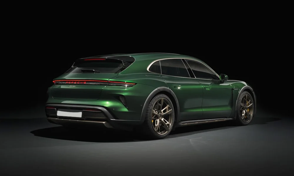 Фото Porsche Taycan Cross Turismo (2024) — вид сзади, фото 6. Графика фонарей, бампер и оформление пятой двери. Насадки выхлопа или их имитация внизу бампера различают версии Porsche Taycan Cross Turismo (2024) — вид сзади, фото 6