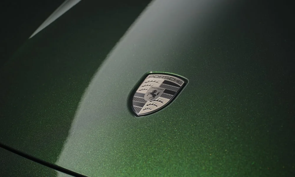 Фото Porsche Taycan Cross Turismo (2024) — крыша. Линия крыши и панорамное остекление с высоты Porsche Taycan Cross Turismo (2024) — крыша