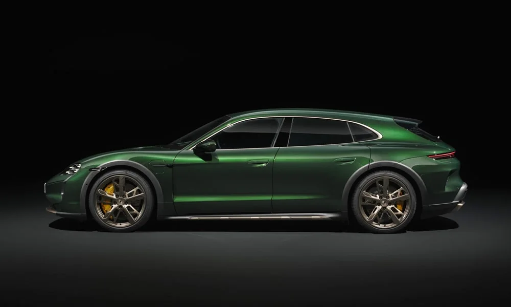 Фото Porsche Taycan Cross Turismo (2024) — вид сбоку. Сбоку читаются линия остекления и характер выштамповок на зелёном кузове. Хромированные или чёрные молдинги окон отличают комплектации Porsche Taycan Cross Turismo (2024) — вид сбоку