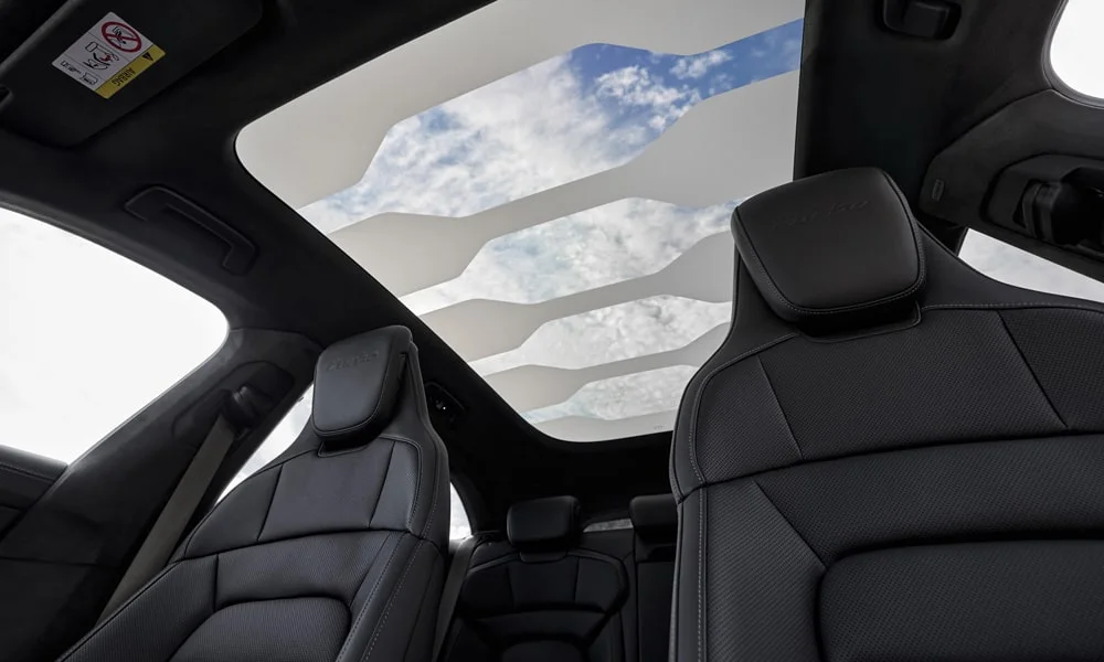 Фото Porsche Taycan Cross Turismo (2024) — панорамная крыша. Вид на остекление крыши из салона Porsche Taycan Cross Turismo (2024) — панорамная крыша