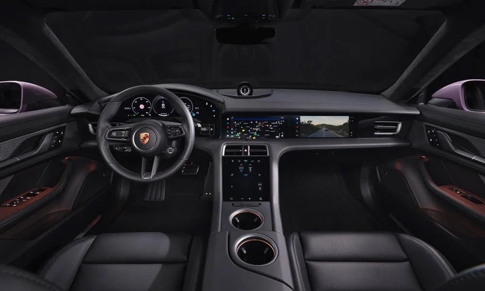 Фото Porsche Taycan Sport Turismo (2024) — передняя панель. Компоновка экранов, дефлекторов и консоли. Мягкие материалы верхнего яруса и вставки задают уровень интерьера Porsche Taycan Sport Turismo (2024) — передняя панель
