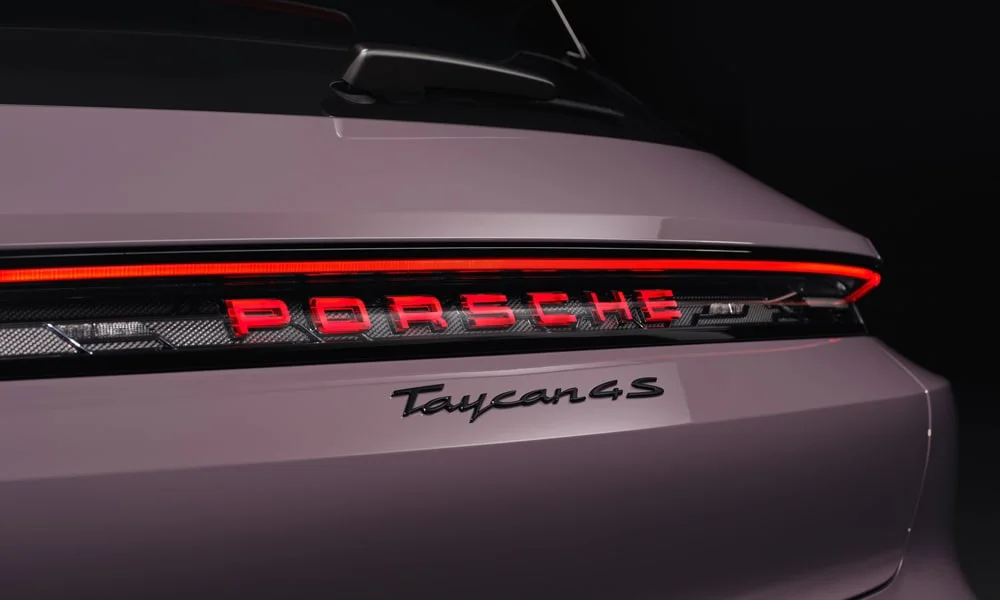 Фото Porsche Taycan Sport Turismo (2024) — экстерьер. Фрагмент кузова: фактура и исполнение детали. Мелкие элементы экстерьера дополняют общий стиль модели Porsche Taycan Sport Turismo (2024) — экстерьер