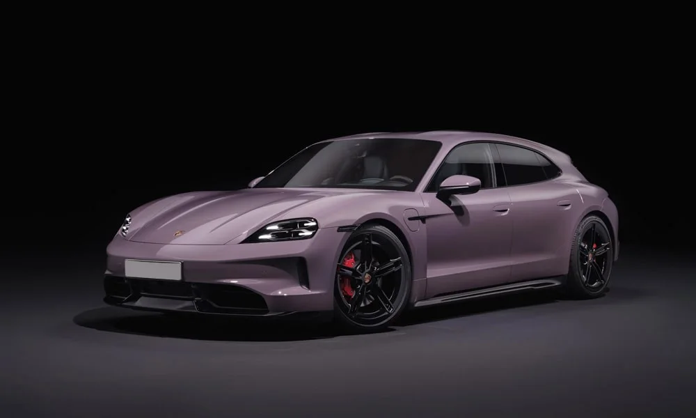 Фото Porsche Taycan Sport Turismo (2024) — вид спереди, фото 3. Анфас: пропорции капота, посадка кузова и графика ходовых огней. Рисунок ходовых огней — подпись модели, по нему её узнают в потоке Porsche Taycan Sport Turismo (2024) — вид спереди, фото 3
