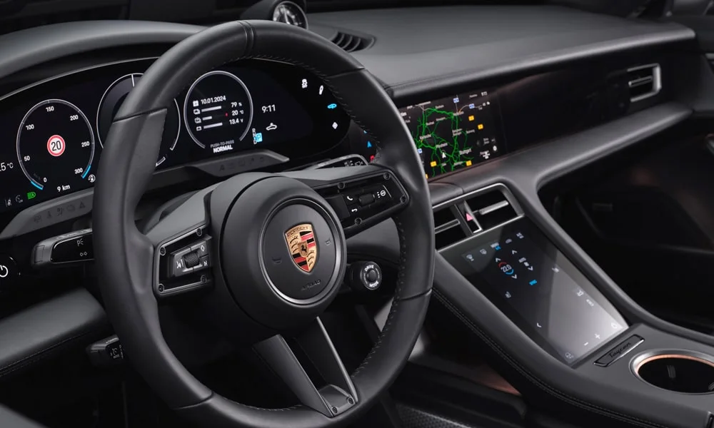 Фото Porsche Taycan Sport Turismo (2024) — приборная панель. Скорость, запас хода и подсказки ассистентов перед глазами Porsche Taycan Sport Turismo (2024) — приборная панель