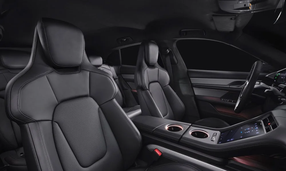 Фото Porsche Taycan Sport Turismo (2024) — интерьер. Общий план салона: архитектура панели, консоль и кресла Porsche Taycan Sport Turismo (2024) — интерьер