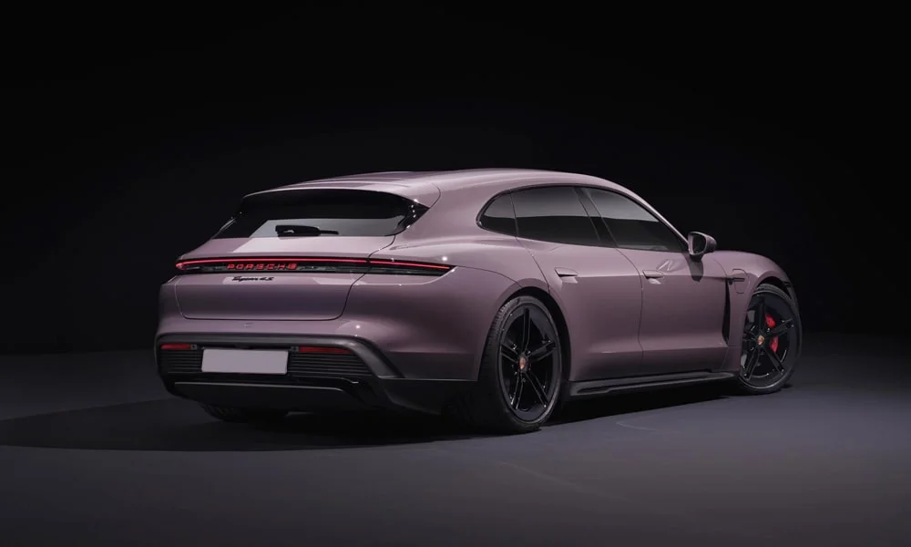 Фото Porsche Taycan Sport Turismo (2024) — вид сзади, фото 4. Корма в фиолетовом цвете: графика фонарей и пластика пятой двери. Светодиодная полоса или раздельные секции — задняя оптика стала главным украшением кормы Porsche Taycan Sport Turismo (2024) — вид сзади, фото 4