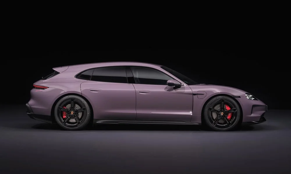 Фото Porsche Taycan Sport Turismo (2024) — вид сбоку, фото 2. Профиль кузова: колёсная база, свесы и линия остекления. Хромированные или чёрные молдинги окон отличают комплектации Porsche Taycan Sport Turismo (2024) — вид сбоку, фото 2