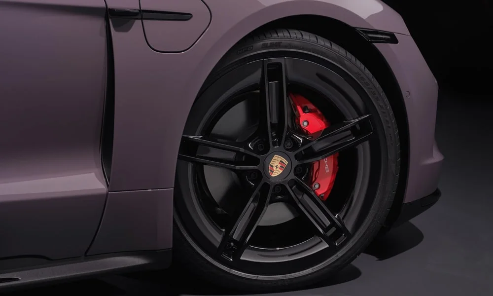 Фото Porsche Taycan Sport Turismo (2024) — колесо и диск. Дизайн спиц и профиль резины крупным планом Porsche Taycan Sport Turismo (2024) — колесо и диск