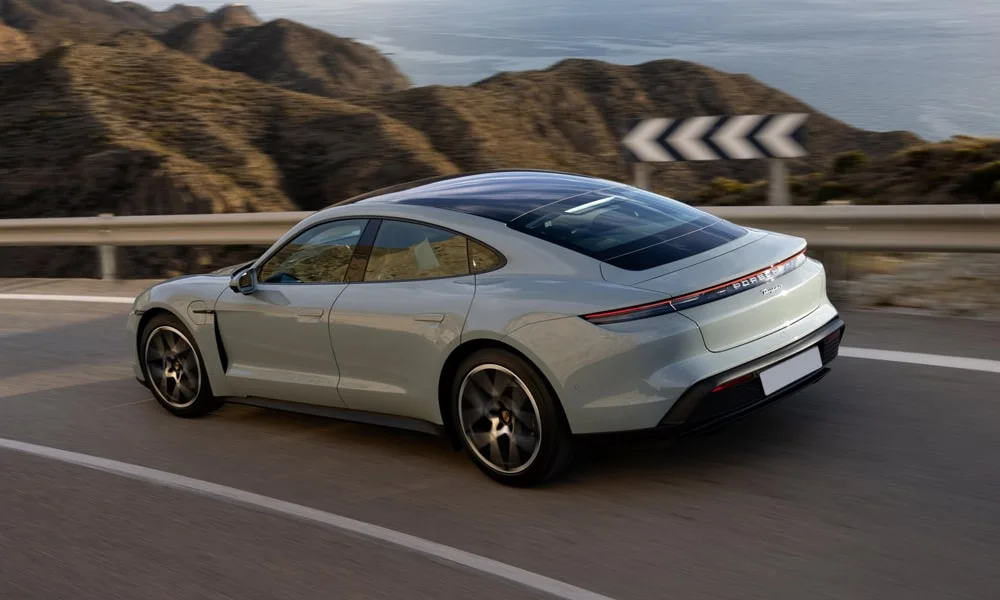 Porsche Taycan (2024) — вид сзади, фото 2