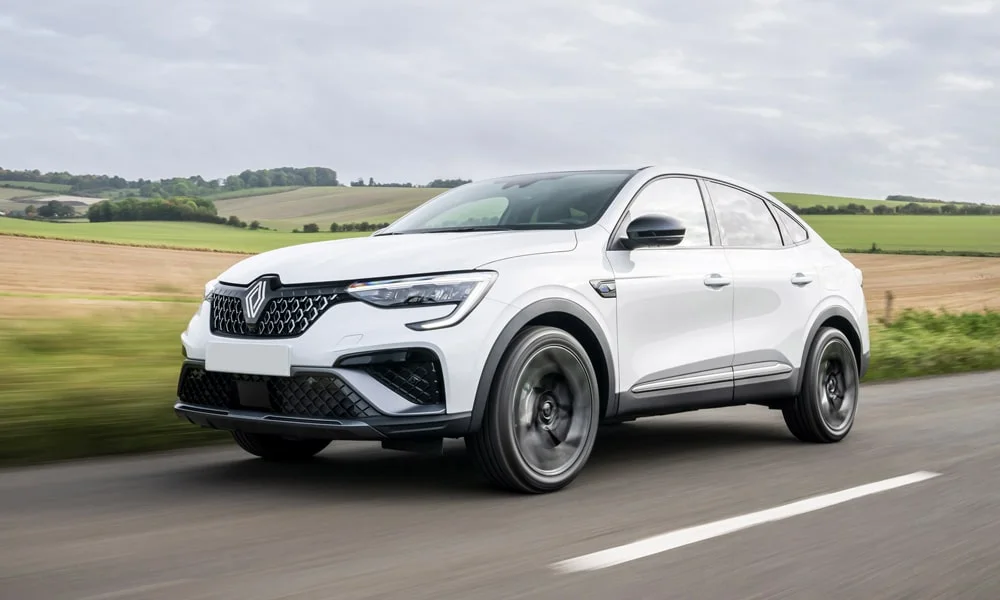 Фото Renault Arkana (2024) — вид спереди, фото 3. Оптика, решётка и бампер — первое впечатление о модели. Дневные ходовые огни включаются автоматически с запуском Renault Arkana (2024) — вид спереди, фото 3