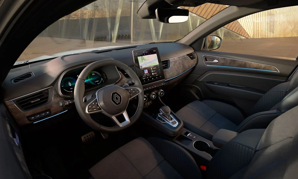 Фото Renault Arkana (2024) — интерьер. Общий план салона: архитектура панели, консоль и кресла. Светлая гамма зрительно расширяет салон, тёмная — практичнее в уходе Renault Arkana (2024) — интерьер