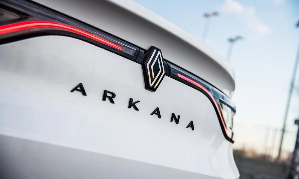 Фото Renault Arkana (2024) — вид сзади, фото 11. Белый кузов сзади — фонари и бампер определяют ночной образ модели Renault Arkana (2024) — вид сзади, фото 11