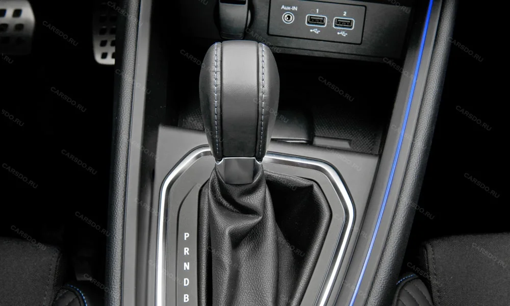 Фото Renault Clio RS — селектор коробки передач, фото 2. Селектор трансмиссии на центральной консоли. Автохолд удерживает машину на светофоре без ноги на тормозе Renault Clio RS — селектор коробки передач, фото 2