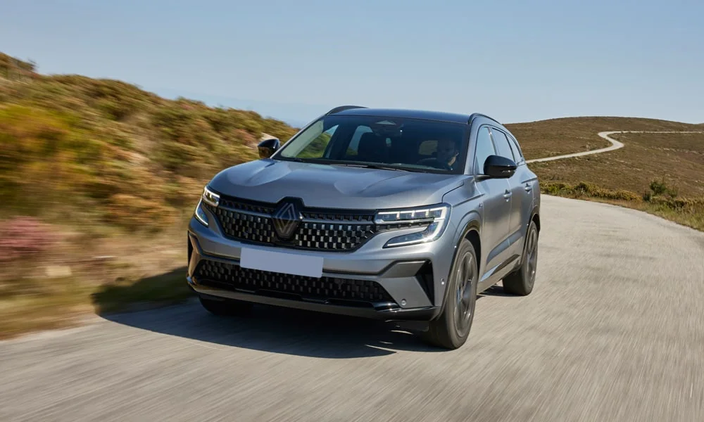 Фото Renault Espace (2024) — вид спереди, фото 4. Кузов в серебристом цвете: рисунок оптики и решётки задаёт узнаваемое «лицо» модели Renault Espace (2024) — вид спереди, фото 4