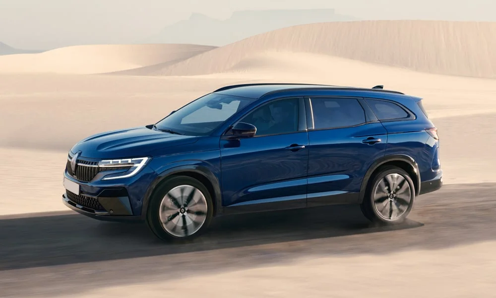 Фото Renault Espace (2024) — вид спереди, фото 7. Анфас: пропорции капота, посадка кузова и графика ходовых огней. Дневные ходовые огни включаются автоматически с запуском Renault Espace (2024) — вид спереди, фото 7