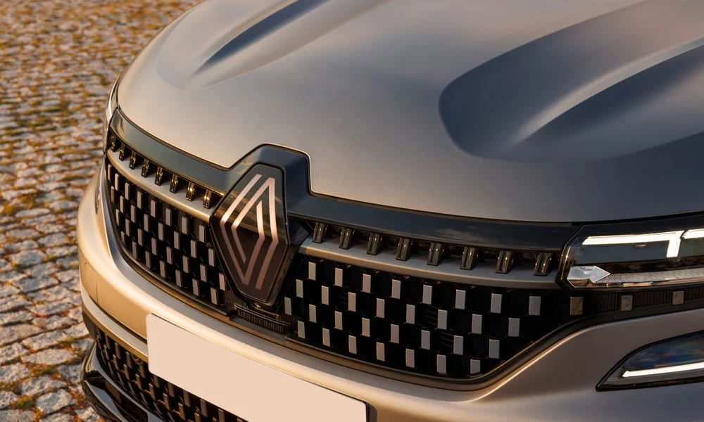 Фото Renault Espace (2024) — решётка радиатора. Фирменный рисунок облицовки — визитная карточка марки. Активные жалюзи за решёткой закрываются на трассе ради аэродинамики — есть у ряда моделей Renault Espace (2024) — решётка радиатора