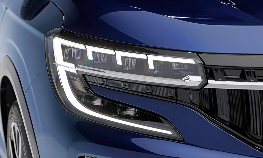 Фото Renault Espace (2024) — передняя оптика. Линзы и секции ходовых огней крупным планом. Автоматический дальний свет сам переключается при встречном разъезде — есть у ряда версий Renault Espace (2024) — передняя оптика