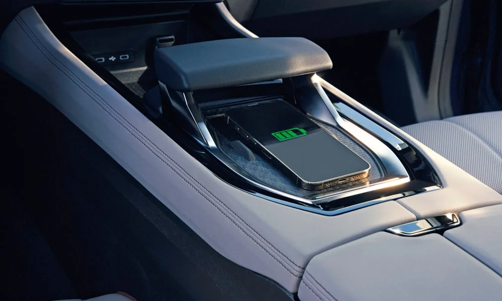 Фото Renault Espace (2024) — интерьер. Общий план салона: архитектура панели, консоль и кресла. Уровень отделки читается по стыкам панелей и мягким поверхностям в зонах касания Renault Espace (2024) — интерьер