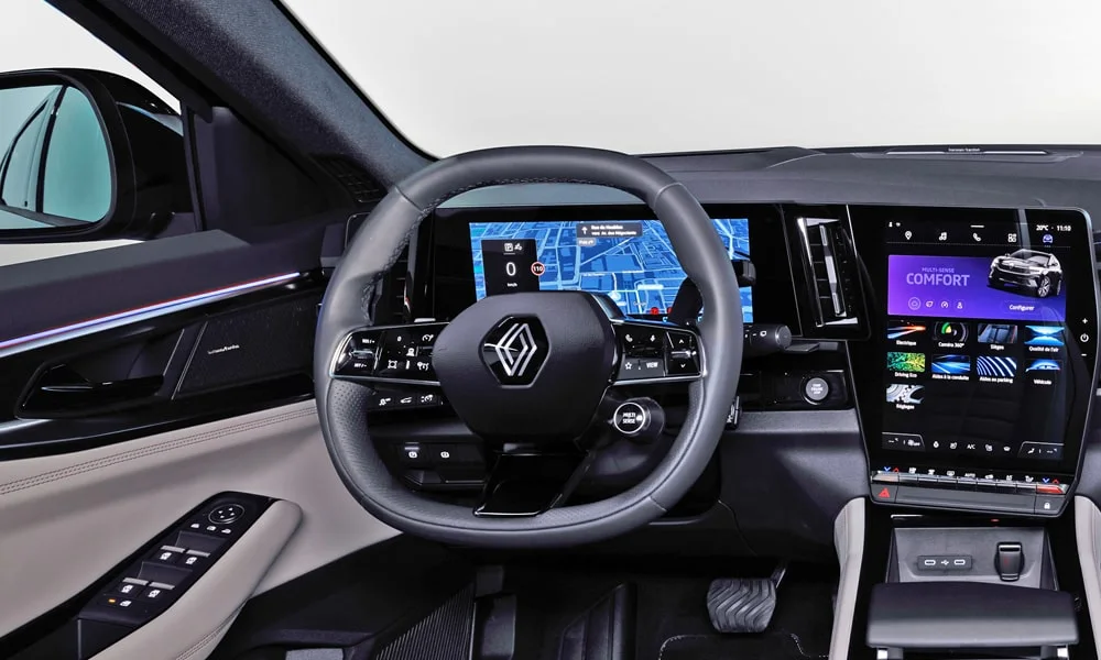 Фото Renault Espace (2024) — экран мультимедиа. Вертикальный экран мультимедиа — карты и списки помещаются целиком. Быстрота отклика интерфейса важнее диагонали — оцените её на тест-драйве Renault Espace (2024) — экран мультимедиа